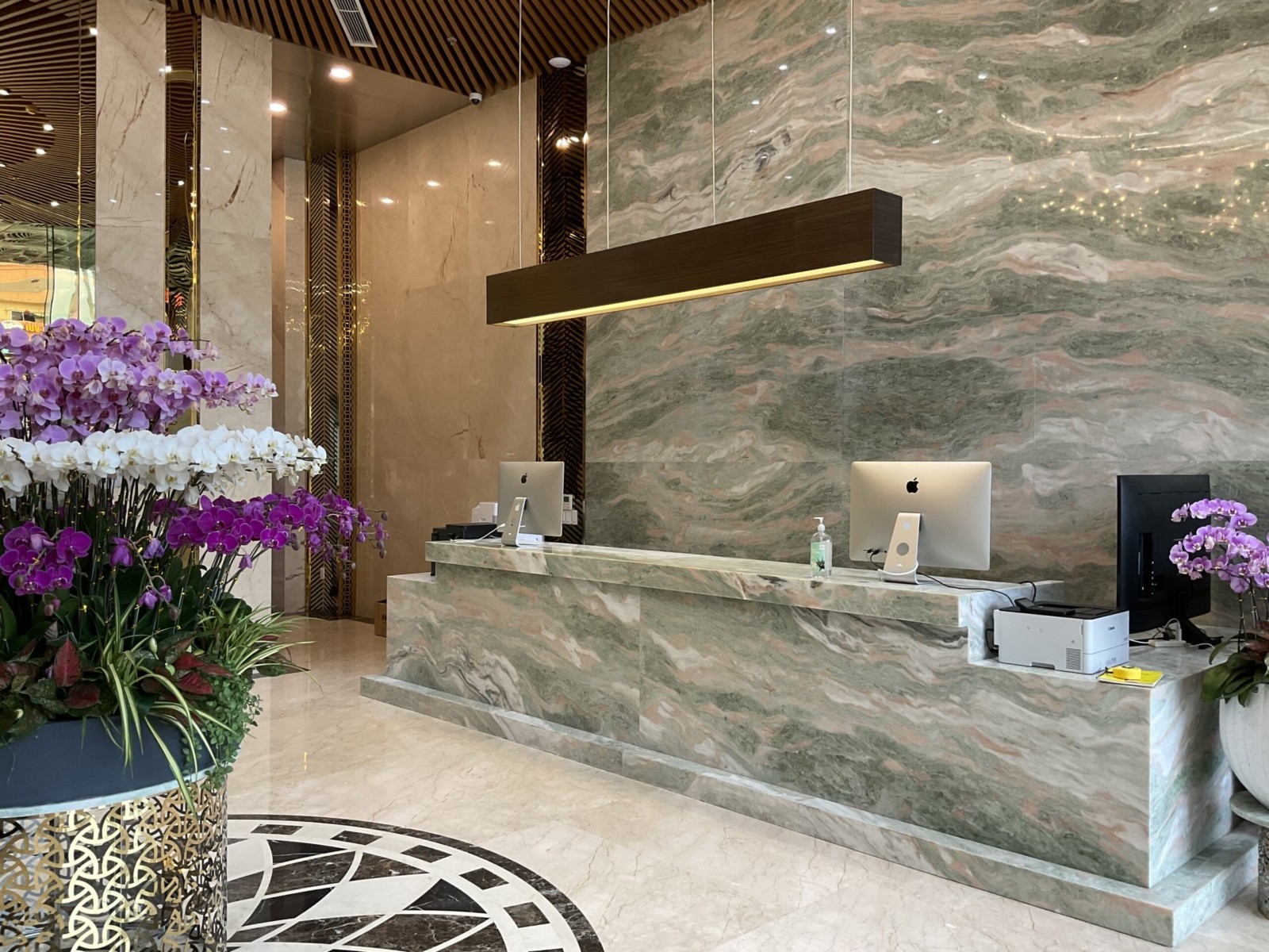 LUXURY BUILDING 2/9